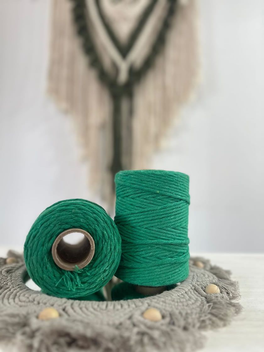 Bobinas de hilo de algodón de color en 40 hebras, incluyendo opciones mechadas y de color firme, ideales para proyectos de macramé coloridos y duraderos | Hilados Macramé Ciudad de Trenque Lauquen