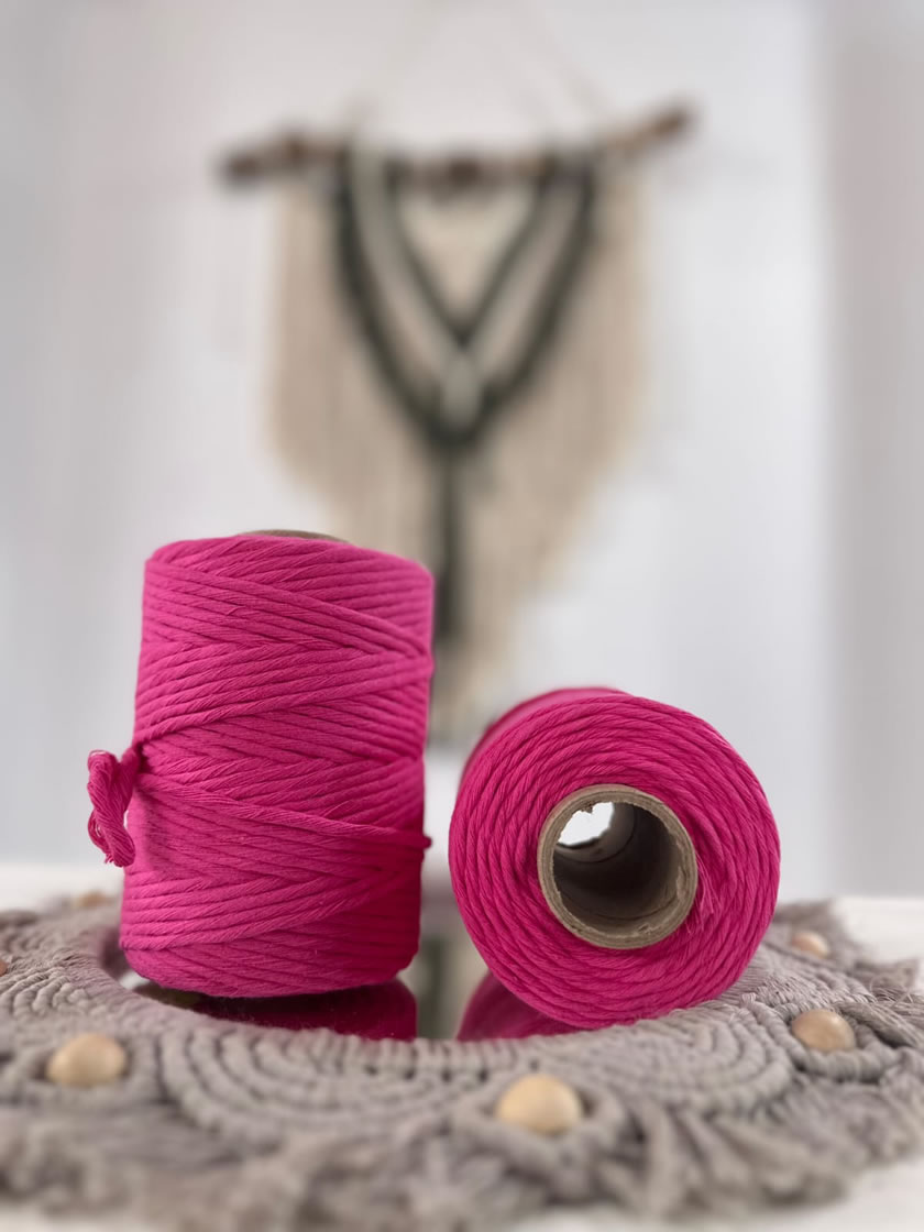 Varias bobinas de hilo de algodón de color premium en tonos vibrantes y mechados, incluyendo hilo de 36 hebras, ideal para macramé y proyectos creativos | Hilados Macramé Ciudad de Trenque Lauquen