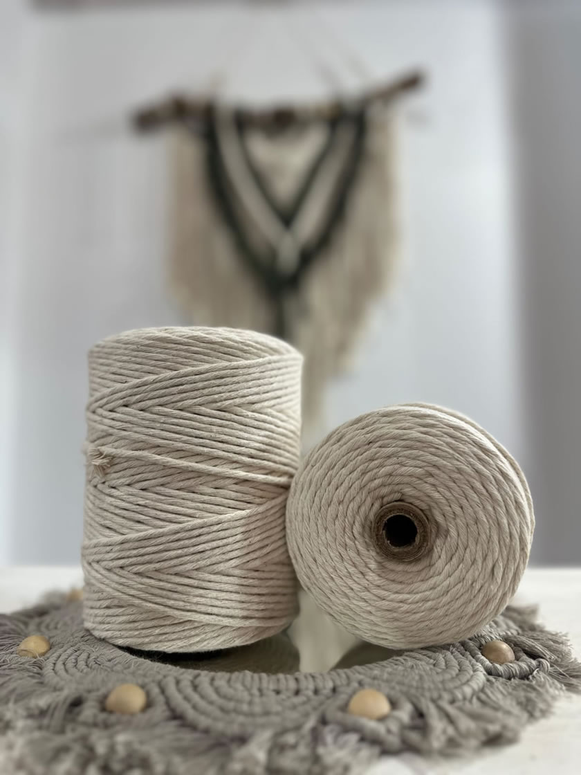Varias bobinas de hilo de algodón multicabo crudo en diferentes hebras (18, 20, 22, 24, 27 hebras) ideal para macramé y nudos definidos | Hilados Macramé Ciudad de Trenque Lauquen