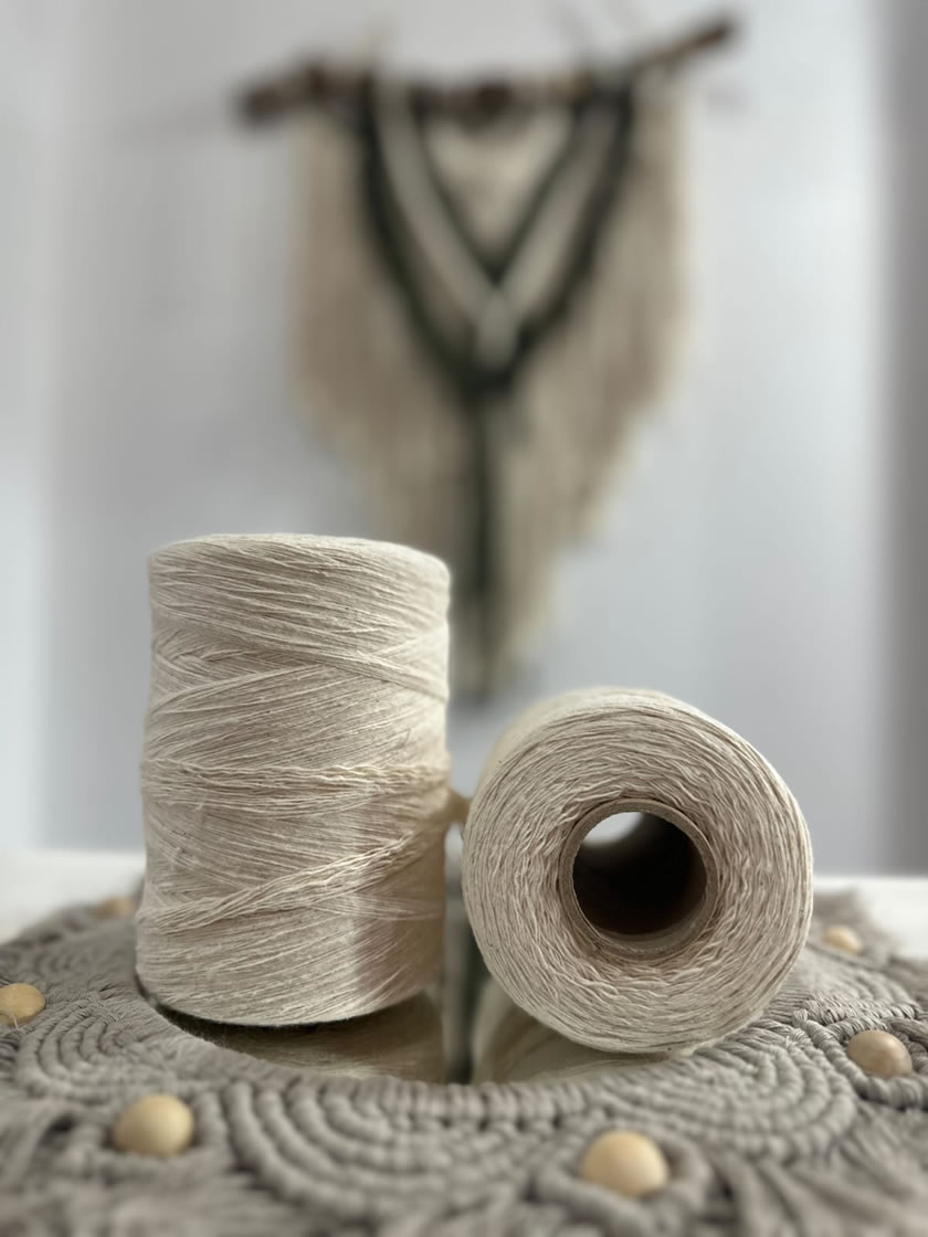 Bobinas de hilo de algodón peinado en tonos crudos y blancos, incluyendo hilo de 20 hebras, ideal para macramé y tejidos suaves | Hilados Macramé Ciudad de Trenque Lauquen