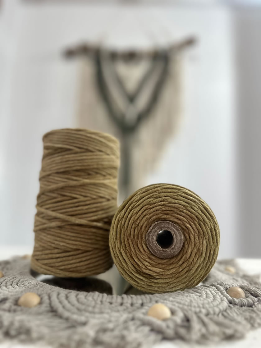Varias bobinas de hilo de algodón teñido en una amplia gama de colores, incluyendo hilo de 40 hebras, ideal para macramé y proyectos textiles coloridos | Hilados Macramé Ciudad de Trenque Lauquen