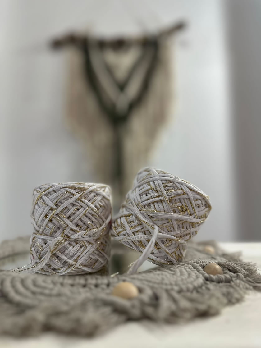 Variedad de ovillos de algodón puros y con lurex en distintos colores, incluyendo ovillos de 30 metros, ideales para tejer, ganchillo y macramé | Hilados Macramé Ciudad de Trenque Lauquen