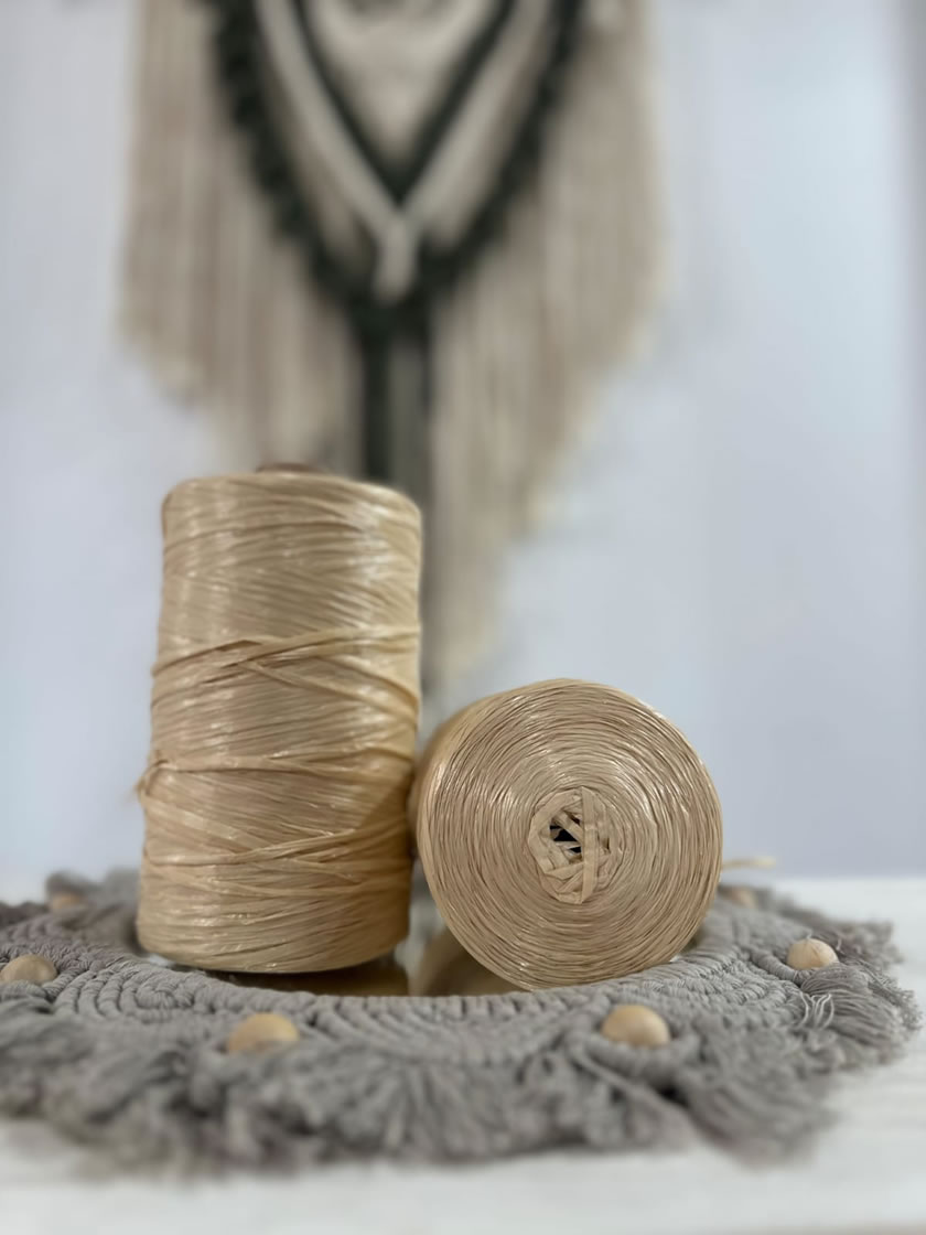 Ovillos y bobinas de rafia natural y rafia sintética en diversos colores, ideales para cestería, tejidos y proyectos de manualidades | Hilados Macramé Ciudad de Trenque Lauquen