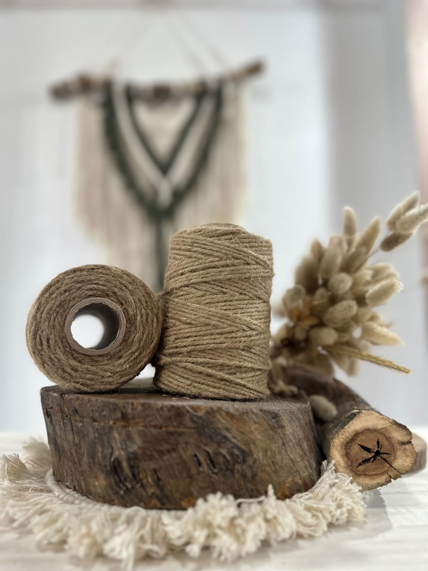 Variedad de hilos y soguines de yute natural en diferentes grosores (2mm, 3mm, 4mm) y bobinas de yute, ideales para cestería y macramé | Hilados Macramé Ciudad de Trenque Lauquen
